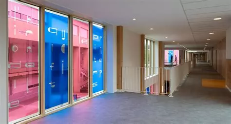 Hall intérieur et verrières colorées du Lycée Maurice Genevoix