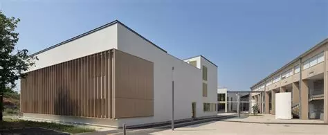 Bâtiments d'enseignement avec brise-soleil au Lycée Maurice Genevoix