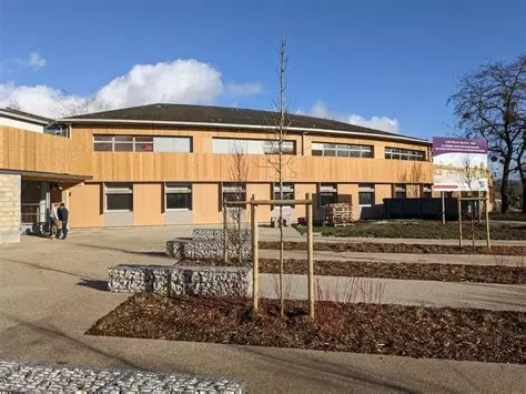 Parvis paysager avec banquettes gabions et plantations au lycée Maurice Genevoix